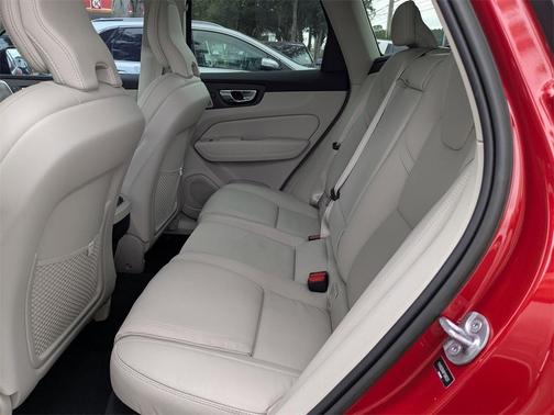 2023 Volvo XC60 B6 Ultimate Dark Theme