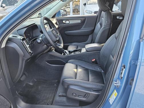 2023 Volvo XC40 B5 Plus Bright Theme