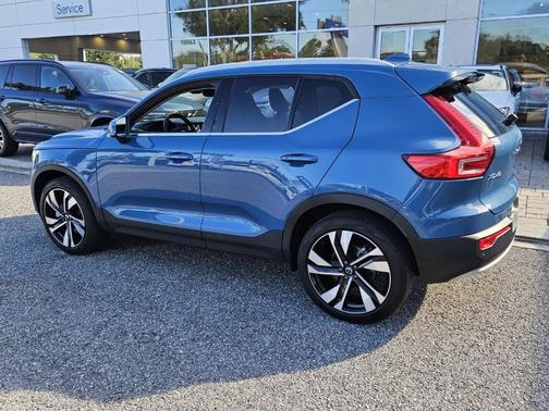 2023 Volvo XC40 B5 Plus Bright Theme
