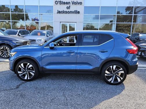 2023 Volvo XC40 B5 Plus Bright Theme