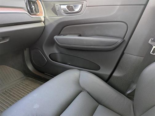 2024 Volvo XC60 Recharge Plug-In Hybrid T8 Plus Dark Theme