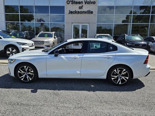 2024 Volvo S60 B5 Core Dark Theme