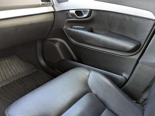 2018 Volvo XC90 T6 Momentum