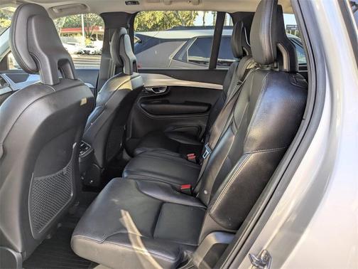 2018 Volvo XC90 T6 Momentum