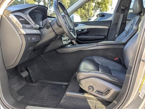 2018 Volvo XC90 T6 Momentum