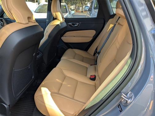 2023 Volvo XC60 B5 Ultimate Bright Theme