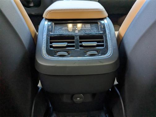 2023 Volvo XC60 B5 Ultimate Bright Theme