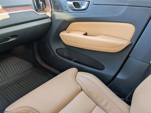 2023 Volvo XC60 B5 Ultimate Bright Theme