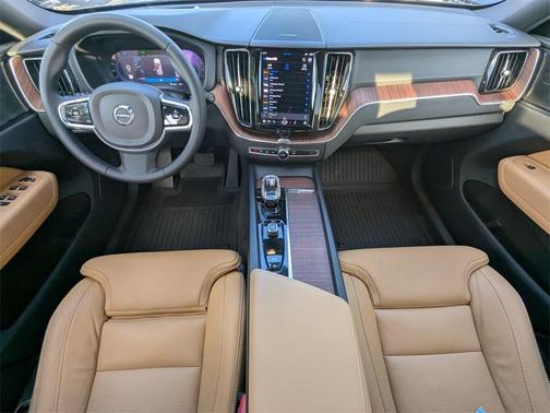 2023 Volvo XC60 B5 Ultimate Bright Theme