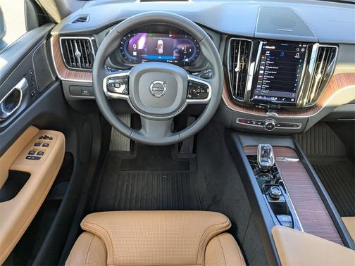 2023 Volvo XC60 B5 Ultimate Bright Theme