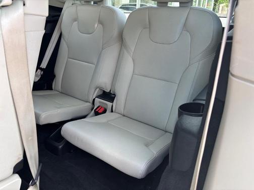 2017 Volvo XC90 T6 Momentum