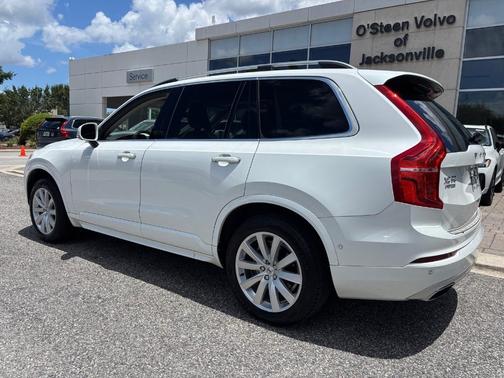 2017 Volvo XC90 T6 Momentum