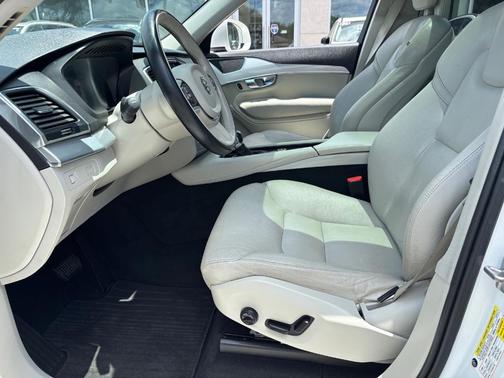 2017 Volvo XC90 T6 Momentum