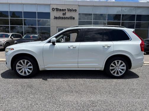 2017 Volvo XC90 T6 Momentum
