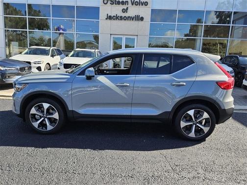 2025 Volvo XC40 B5 Plus Bright Theme