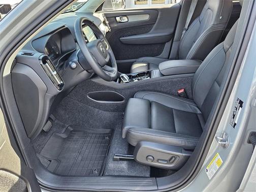 2025 Volvo XC40 B5 Plus Bright Theme