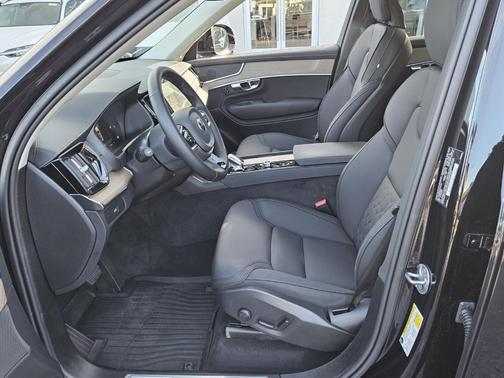 2025 Volvo XC90 B6 Core