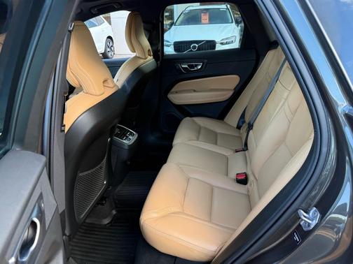 2022 Volvo XC60 B5 Inscription