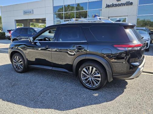 2022 Nissan Pathfinder SL
