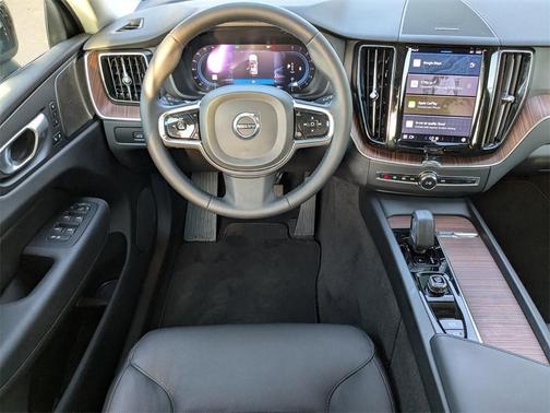 2023 Volvo XC60 B5 Plus Dark Theme