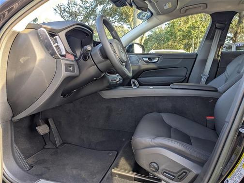 2023 Volvo XC60 B5 Plus Dark Theme