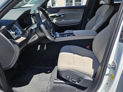 2025 Volvo XC90 Plug-In Hybrid T8 Plus 7-Seater
