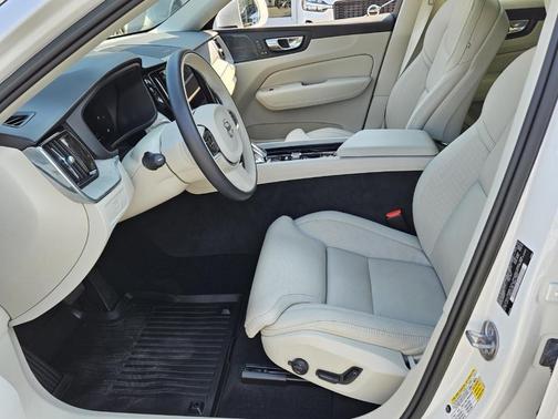 2023 Volvo XC60 B5 Ultimate Bright Theme