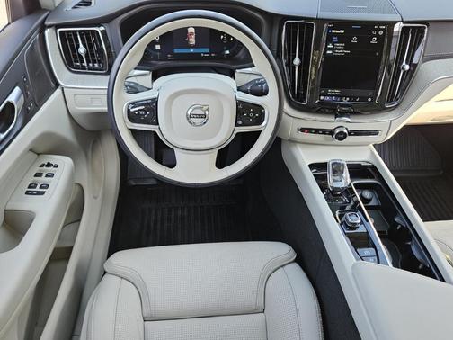 2023 Volvo XC60 B5 Ultimate Bright Theme