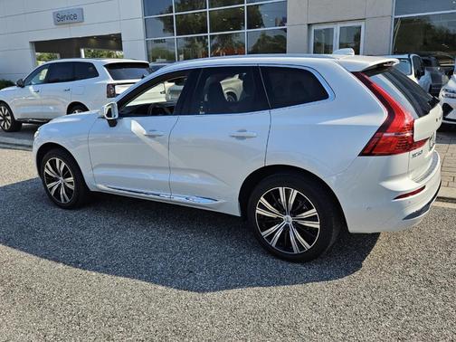 2023 Volvo XC60 B5 Ultimate Bright Theme