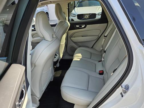 2023 Volvo XC60 B5 Ultimate Bright Theme