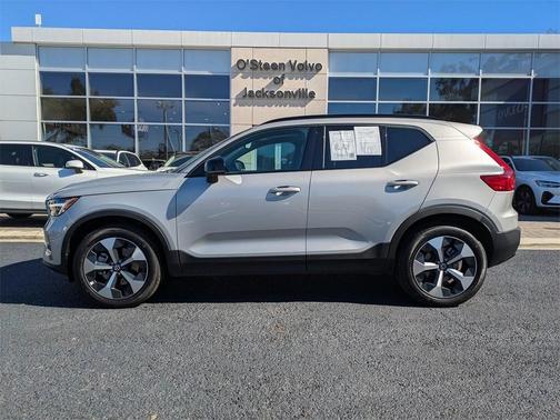 2025 Volvo XC40 B5 Plus Dark Theme