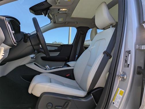 2025 Volvo XC40 B5 Plus Dark Theme