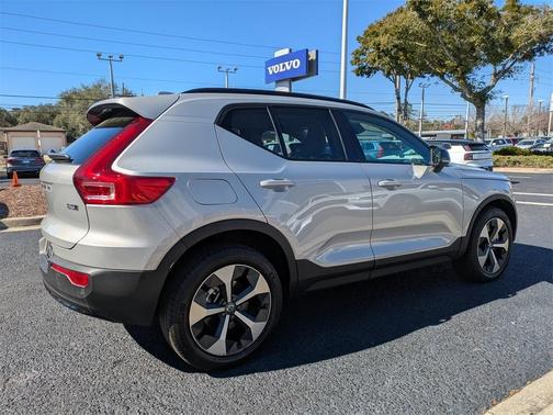 2025 Volvo XC40 B5 Plus Dark Theme