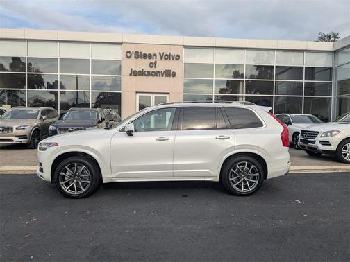 2018 Volvo XC90 T6 Momentum