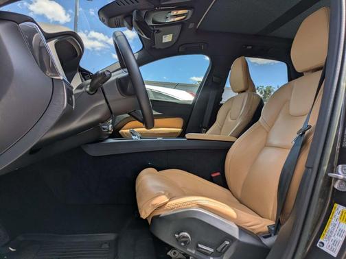 Platinum Gray Metallic 2023 Volvo XC60 B5 Ultimate Bright Theme