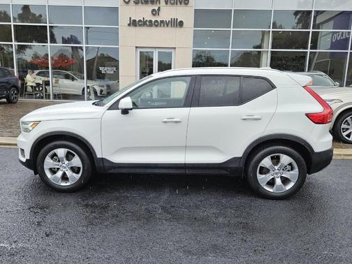 2020 Volvo XC40 T4 Momentum