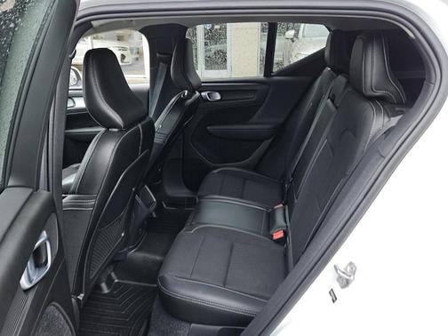 2020 Volvo XC40 T4 Momentum