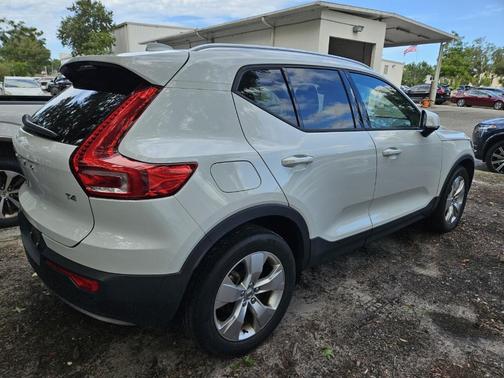 2020 Volvo XC40 T4 Momentum