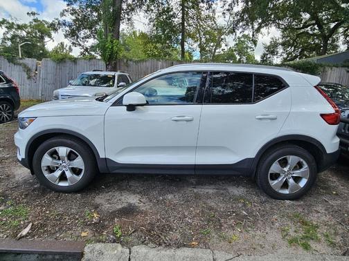 2020 Volvo XC40 T4 Momentum