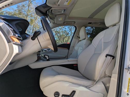 2022 Volvo XC90 T6 Momentum 7 Passenger