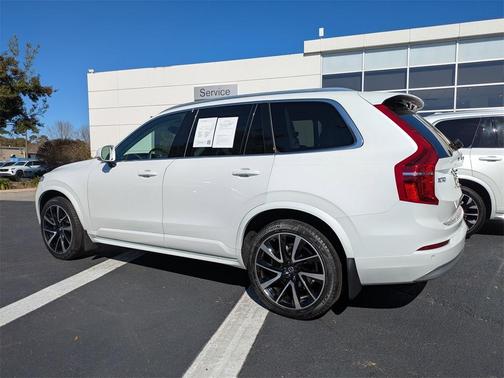 2022 Volvo XC90 T6 Momentum 7 Passenger
