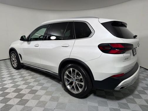 Mineral White Metallic 2024 BMW X5 xDrive40i