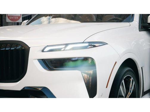Mineral White Metallic 2026 BMW X7 xDrive40i