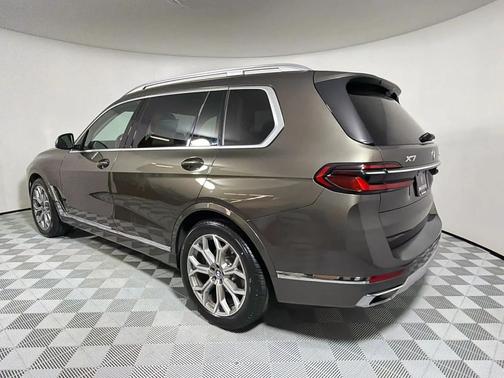 Manhattan Green Metallic 2024 BMW X7 xDrive40i