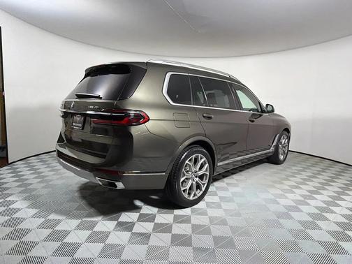 Manhattan Green Metallic 2024 BMW X7 xDrive40i