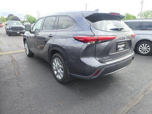 Magnetic Gray Metallic 2022 Toyota Highlander Hybrid Limited