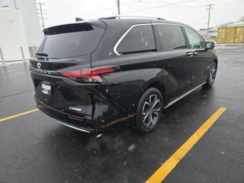 2025 Toyota Sienna Platinum