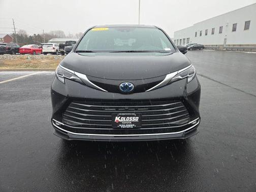 2025 Toyota Sienna Platinum