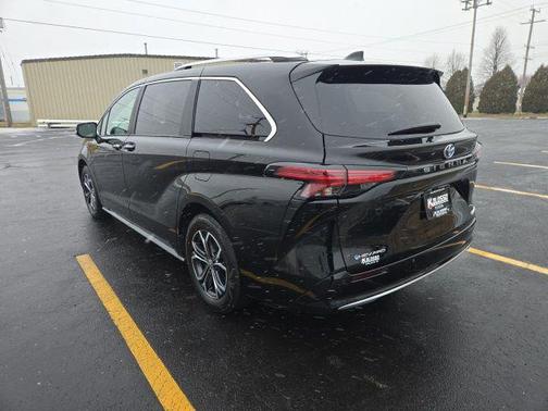 2025 Toyota Sienna Platinum