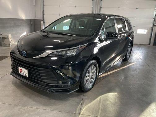 2024 Toyota Sienna LE